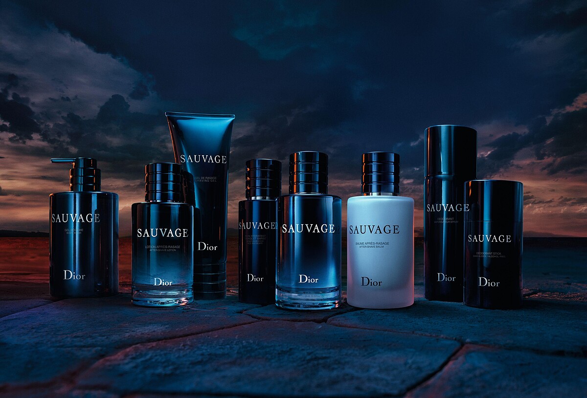 Sauvage曠野之心淡香水+香氛理容系列，將DIOR經典Sauvage香氣融入鬍後潤膚霜、體香噴霧、沐浴露中，經典陽剛氣息x細緻舒適質地，清新颯爽迸發不羈的曠野魅力。