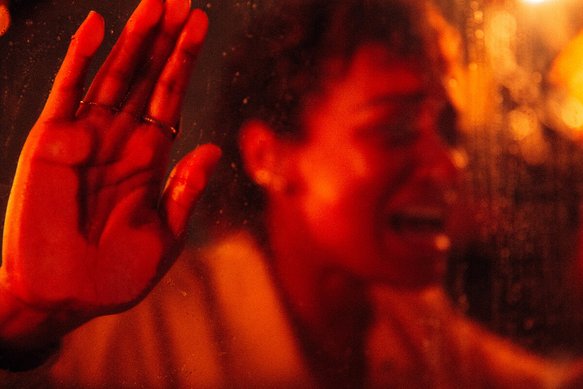 電影《鬼手鬼手 請開口》_女主角蘇菲（Sophie Wilde）飾演的米亞玩鬼附身遊戲反被鬼迷住，已無法分清誰是人誰是鬼