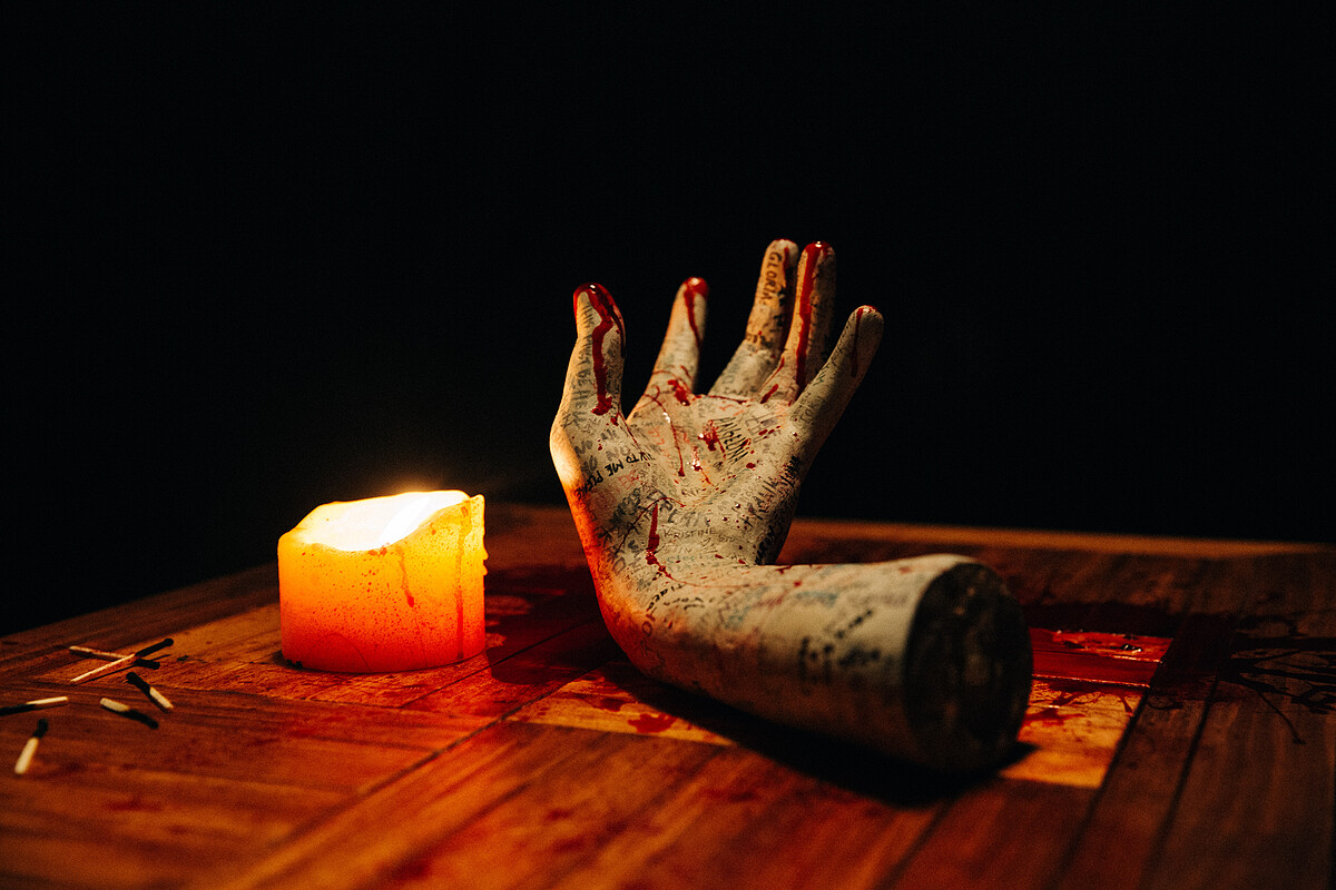 電影《鬼手鬼手 請開口》_鬼手的由來引發影迷熱議，導演笑稱其中一位工作人員製作完鬼手道具後就辭職