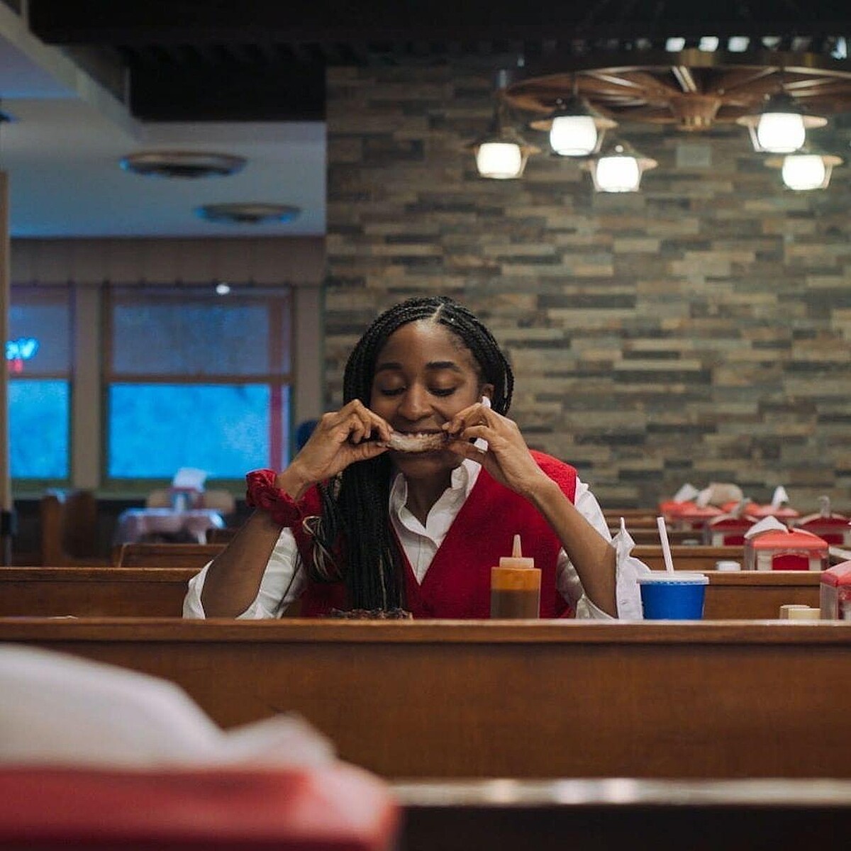 《大熊餐廳》第二集中辛妮穿梭在芝加哥各大餐廳尋找創作菜色的靈感。
