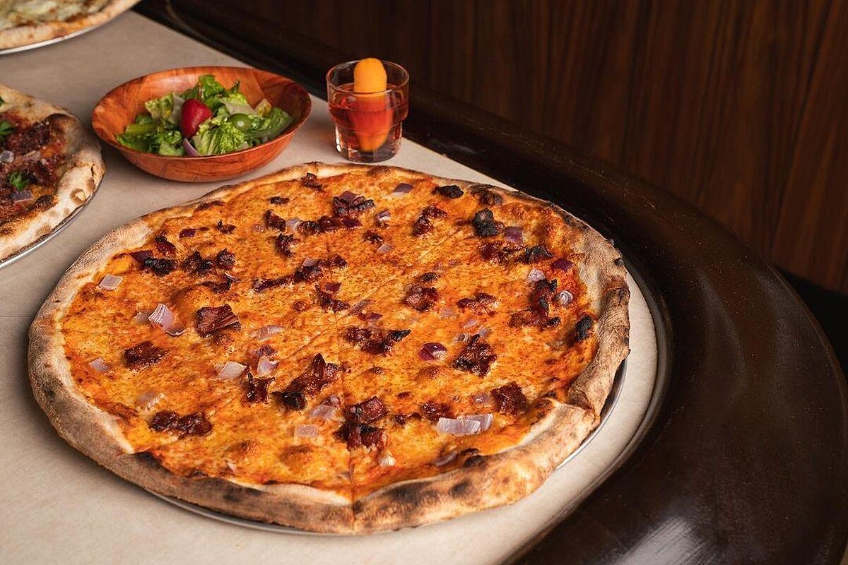 為紐約式薄皮披薩。