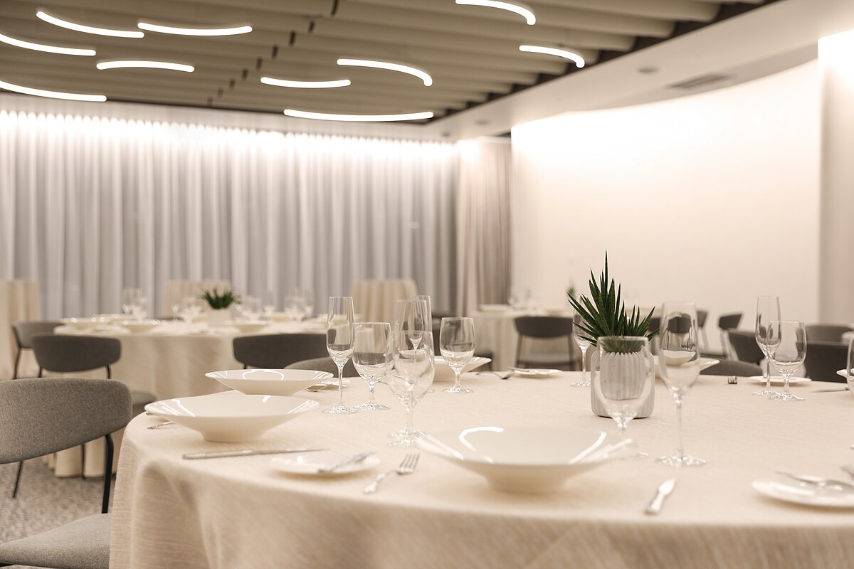 設有75席座位。