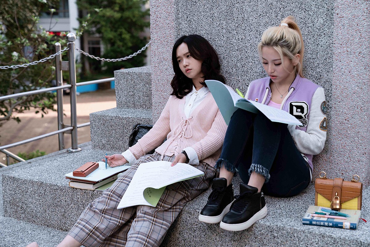 《地獄里長》嚴正嵐（左）與蔡瑞雪劇中在法律學分班結識後成了好閨蜜