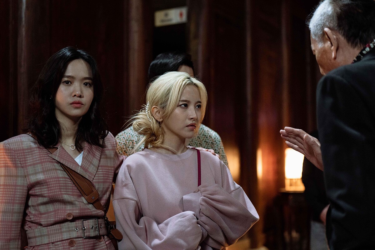 《地獄里長》嚴正嵐（左）劇中陪伴蔡瑞雪（中）來找議長龍劭華理論