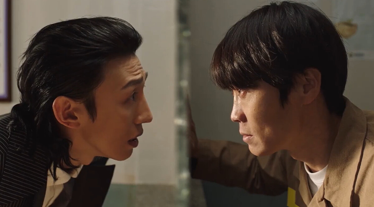 《驅魔麵館2》黃弼匡(左)到看守所看馬隊長(右)