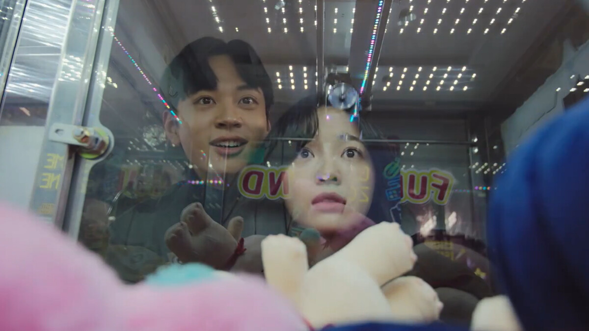 《驅魔麵館2》哈娜(前)和高中初戀導輝(後)