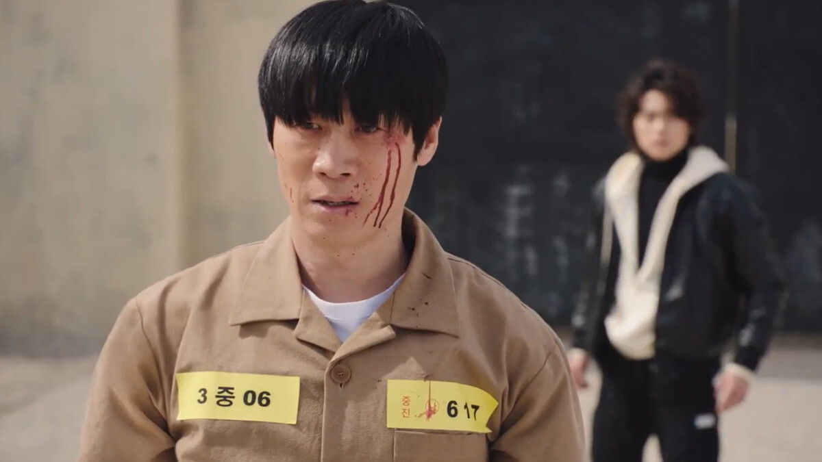 《驅魔麵館2》馬隊長(前)當著蘇炆(後)逃跑看守所