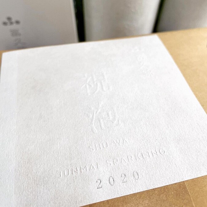 將清酒代表的喜事及無垢連結將白色作為主色。