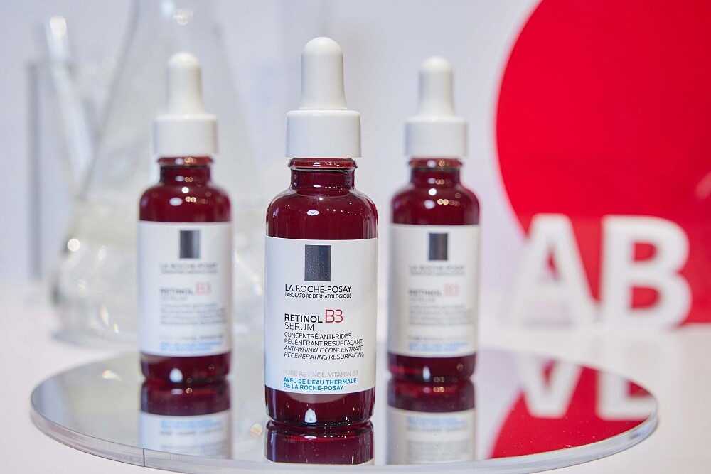 理膚寶水A醇緊緻抗痕精華。