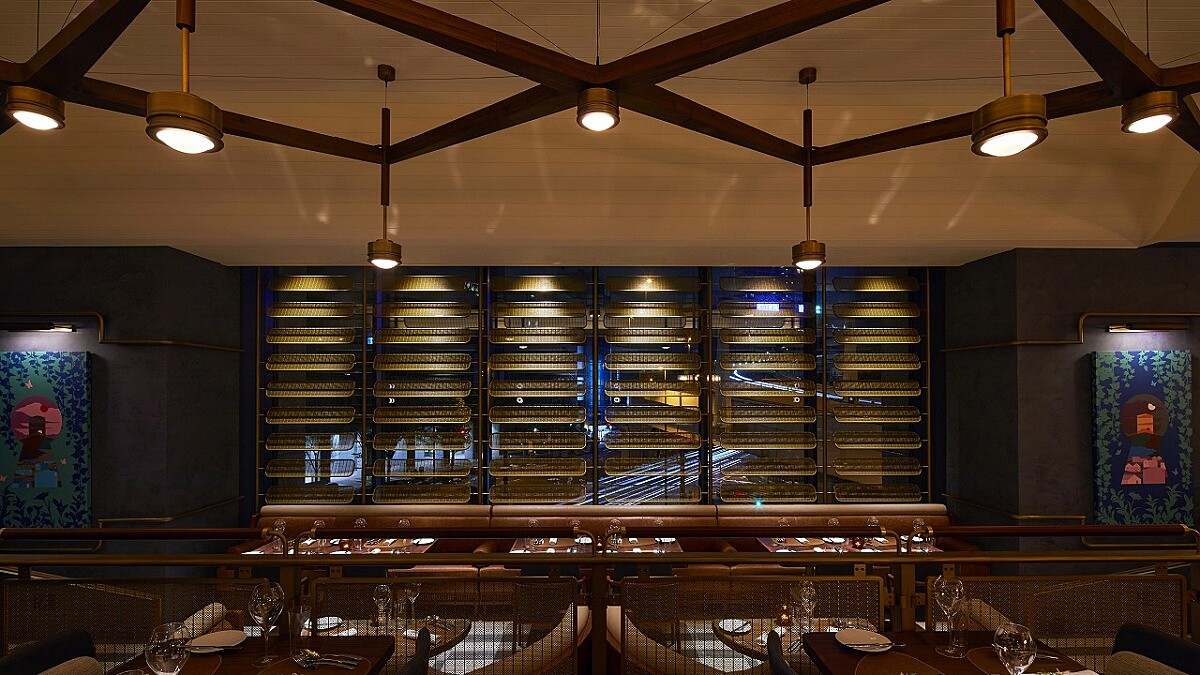 2樓District餐廳能搭配窗外高速公路景色用餐