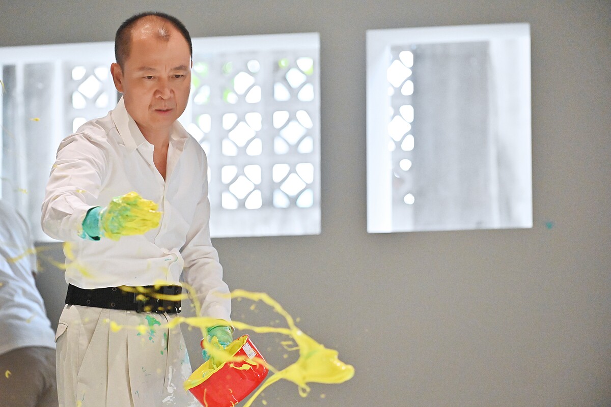 御盟集團創辦人、同時也是在近年擁有藝術家身份的邵永添,以恣意揮灑的狂野型態進行現地創作