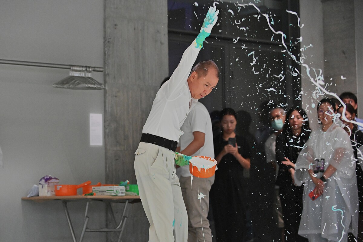 邵永添總計花費32分鐘的時間裡,接力使用50個泥作用途的勺子、389罐彩料,完成一件巨幅4200號的大型現地創作《四季》