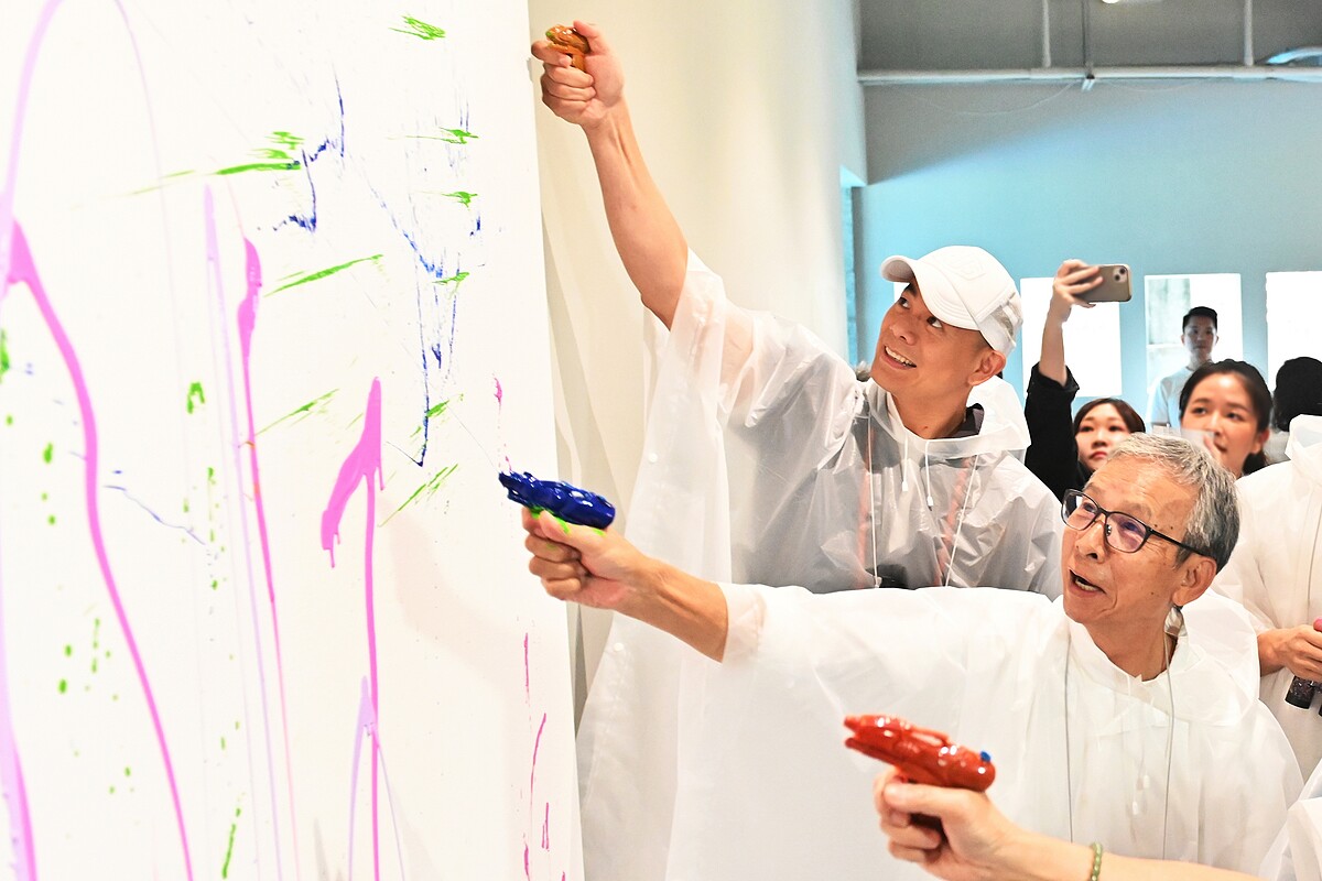 當天各界領域摯友一同創作作品「情義」,其中吳念真、方序中、江振誠等跨界好友更到場全程參與