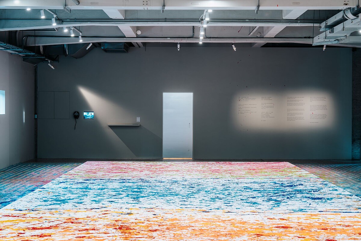 一扇門矗立於全場體驗的尾聲,導引出觀眾隱藏在內心已久的訊息。《Leave A Message 留言》展 Artist:吳念真 Wu Nien-Jen © ALIEN Art Centre 永添藝術.金馬賓館當代美術館