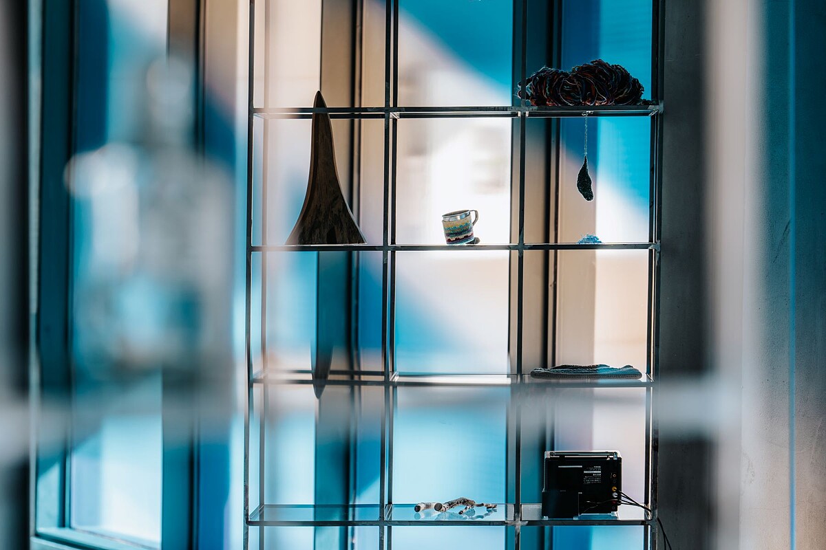 生命遺留的物件,被放置在一個鏤空的鐵架上,在這被光影反射的時間與空間裡。隨展期時間置換、不同的人將在此留下對話後,決定留下的訊息。《Leave A Message 留言》展 Artist:周書毅Chou Shu-Yi © ALIEN Art Centre 永添藝術.金馬賓館當代美術館