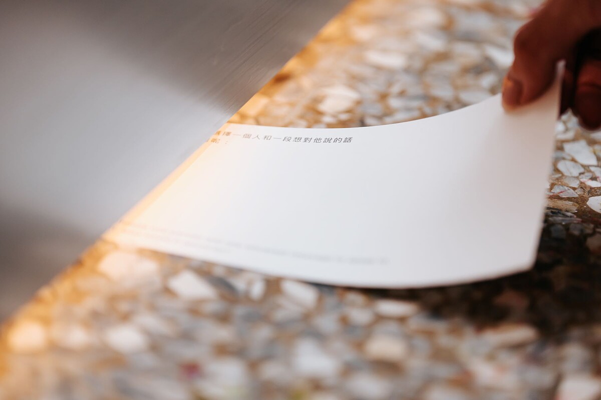 創作者由自身經歷出發,一道看得見卻虛構的房門,形塑門裡與門外情感直接交流的情境。《Leave A Message 留言》展 Artist:吳念真 Wu Nien-Jen © ALIEN Art Centre 永添藝術.金馬賓館當代美術館