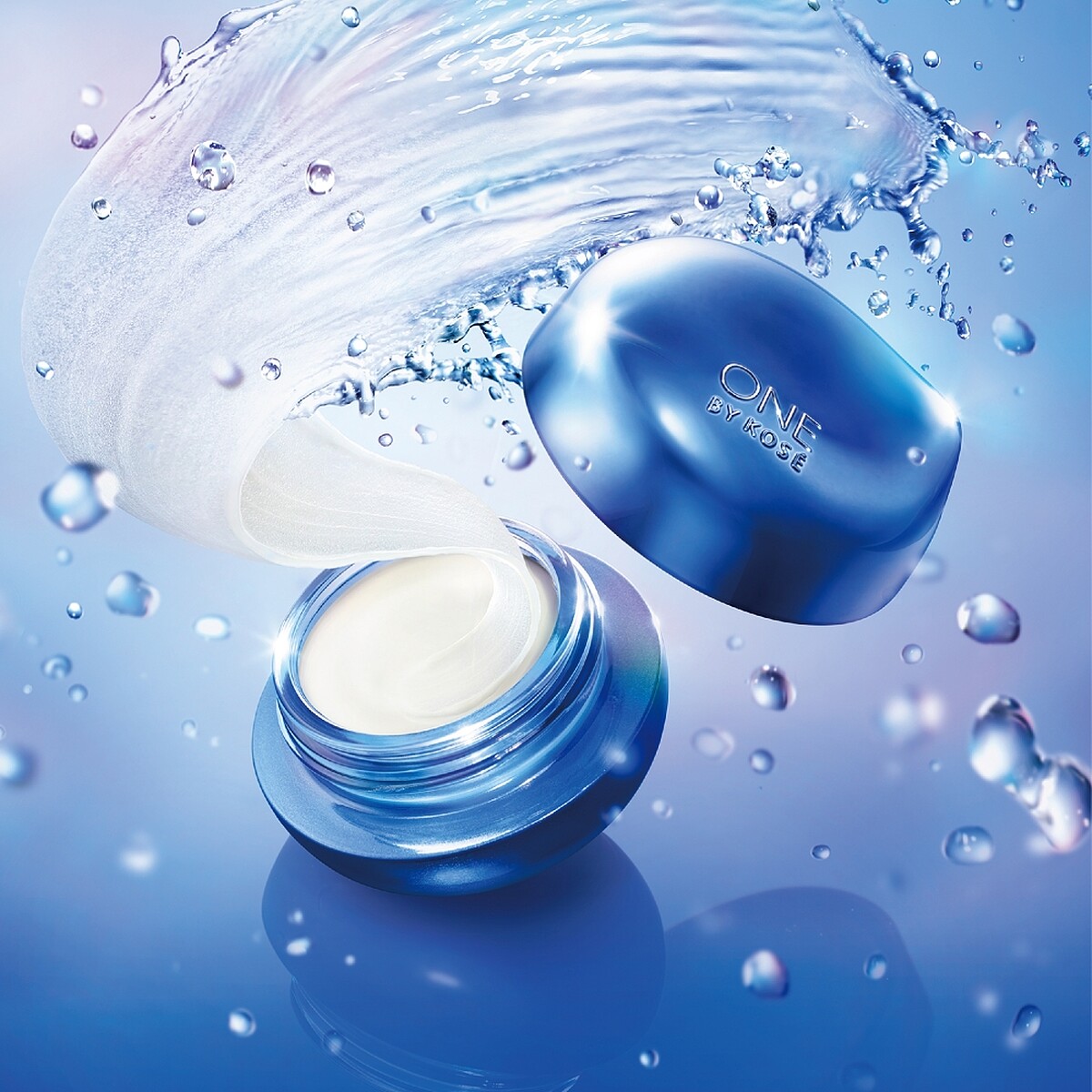 ONE BY KOSE鎖水密封精華形象圖。