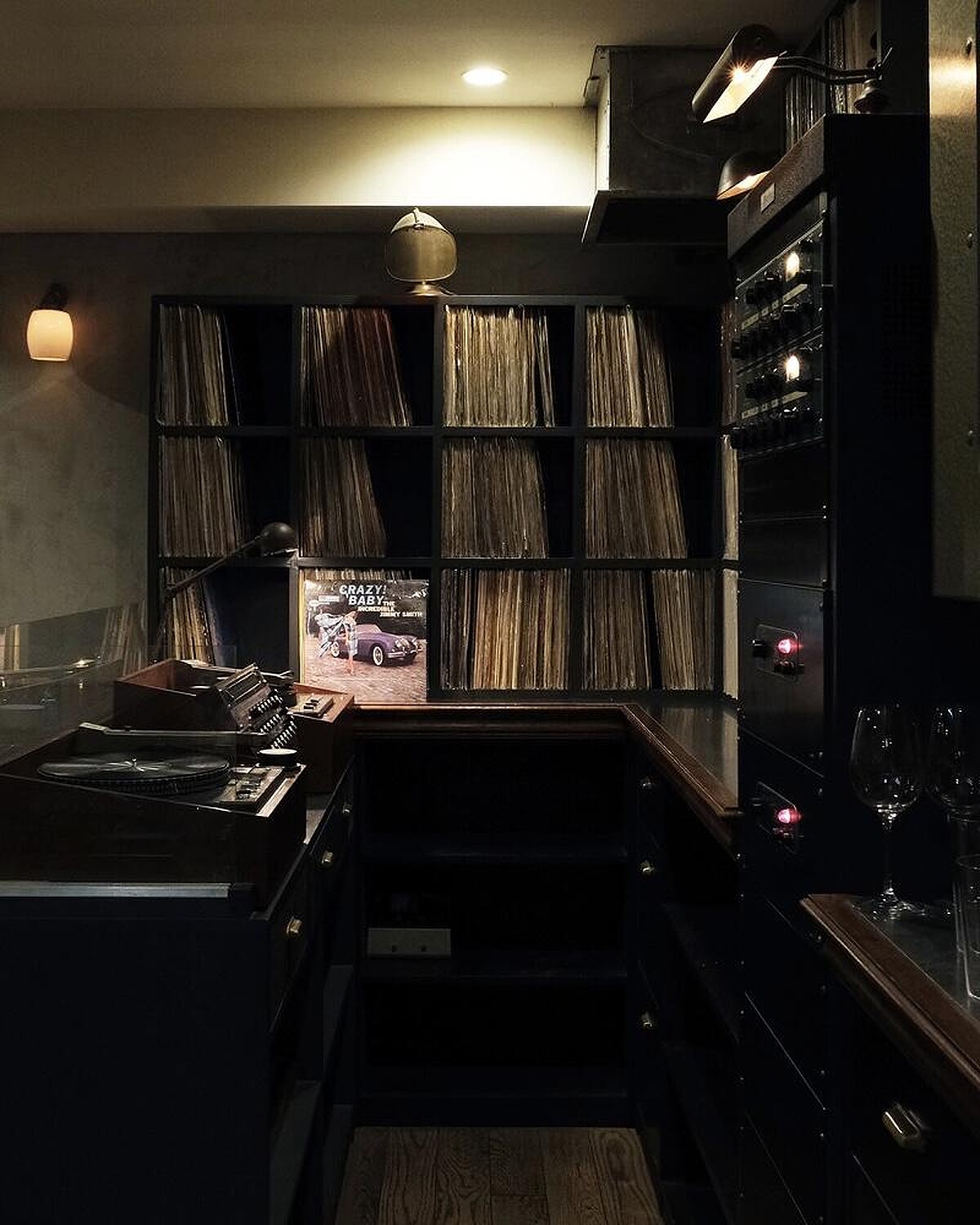 日本知名黑膠酒吧「INC COCKTAILS」開設於2008年。