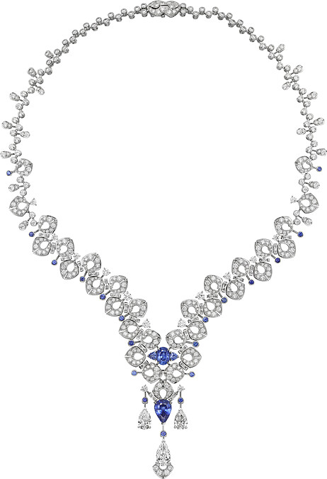 Onja在馬達加斯加語意為「震波起伏」， 呼應這組首飾的設計及其輕盈曲線。白K金、一顆4.12克拉錫蘭梨形藍寶石、一顆產自馬達加斯加2.32克拉橢圓形藍寶石、三顆梨形鑽石總重4.10克拉、三角形藍寶石、明亮式切割藍寶石、長方形和明亮式切割鑽石。參考價格約NT$ 33,000,000