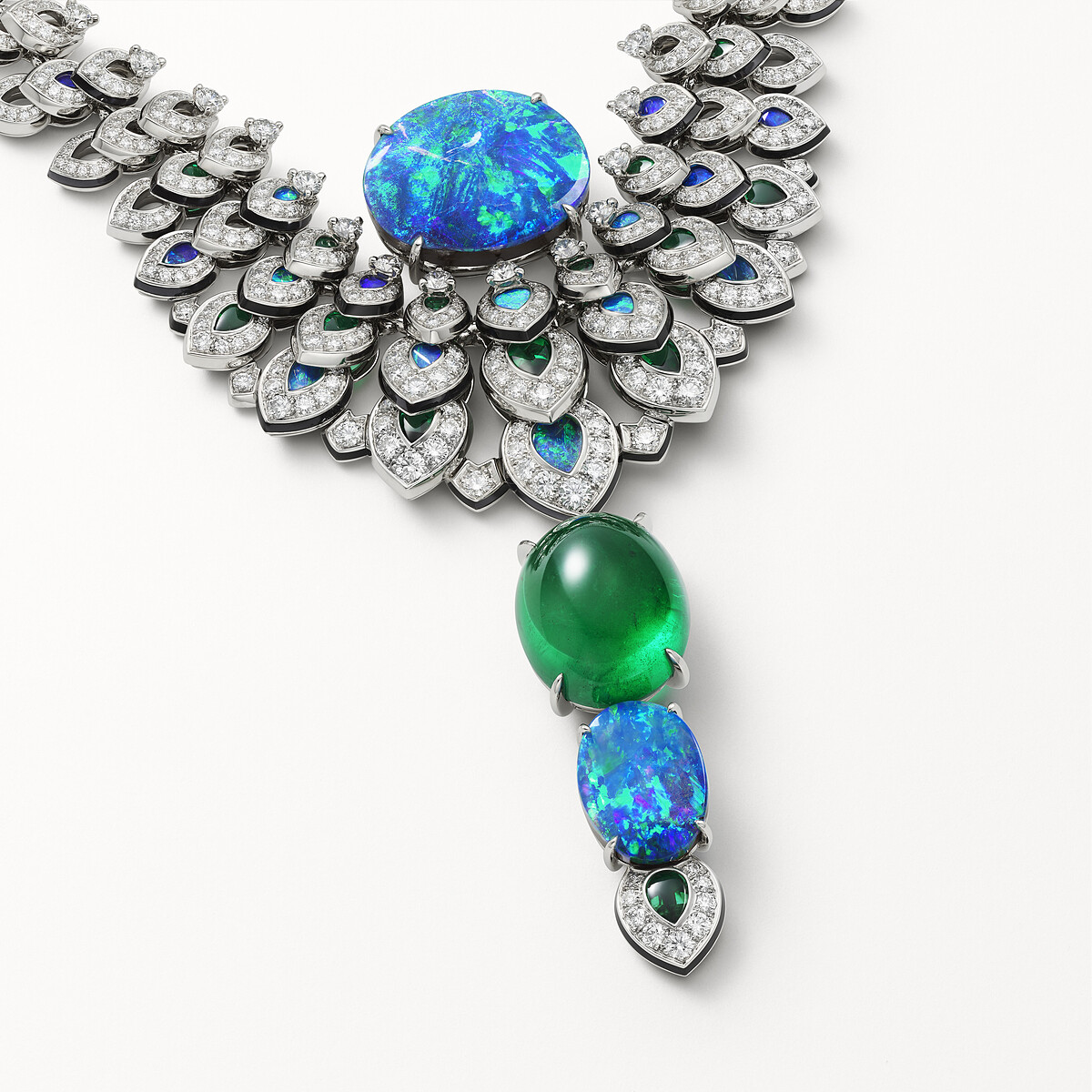 鉑金、一顆來自尚比亞的21.18 克拉橢圓形凸圓面切割祖母綠、兩顆來自澳洲的橢圓形凸圓面切割礫背蛋白石，總重22.78 克拉，祖母綠、蛋白石、黑色真漆、明亮式切割鑽石。主蛋白石可拆卸作為單獨的胸針配戴。參考價格約NT$ 57,000,000