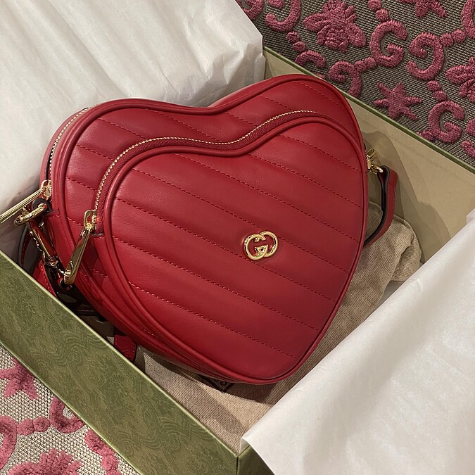 互扣式雙G紅色迷你心形肩背包，NT$67,300。