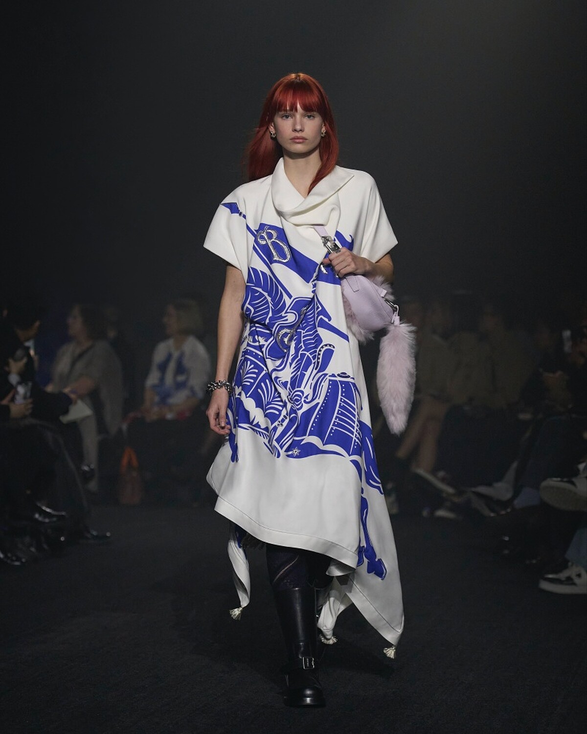 品牌的「戰馬」標誌搭配上英國皇家藍色號