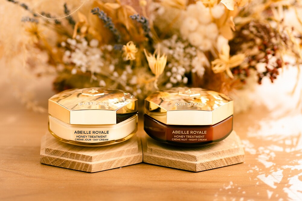 嬌蘭(左)皇家蜂王乳蜂蜜修護白霜與(右)皇家蜂王乳蜂蜜修護黑霜產品情境照。