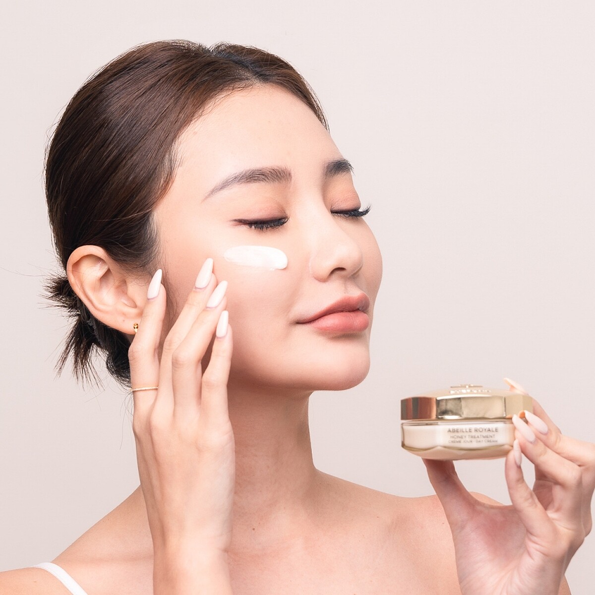 嬌蘭皇家蜂王乳蜂蜜修護白霜50ml，NT6,000。補充瓶50ml，NT5,100