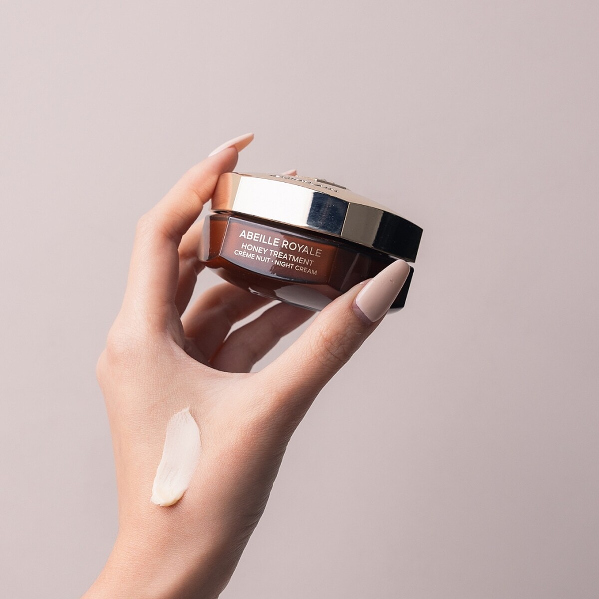 嬌蘭皇家蜂王乳蜂蜜修護黑霜50ml，NT6,900補充瓶50ml，NT5,900