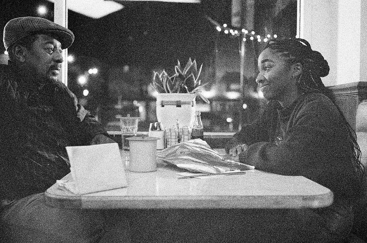 左為羅伯特湯森（Robert Townsend）。