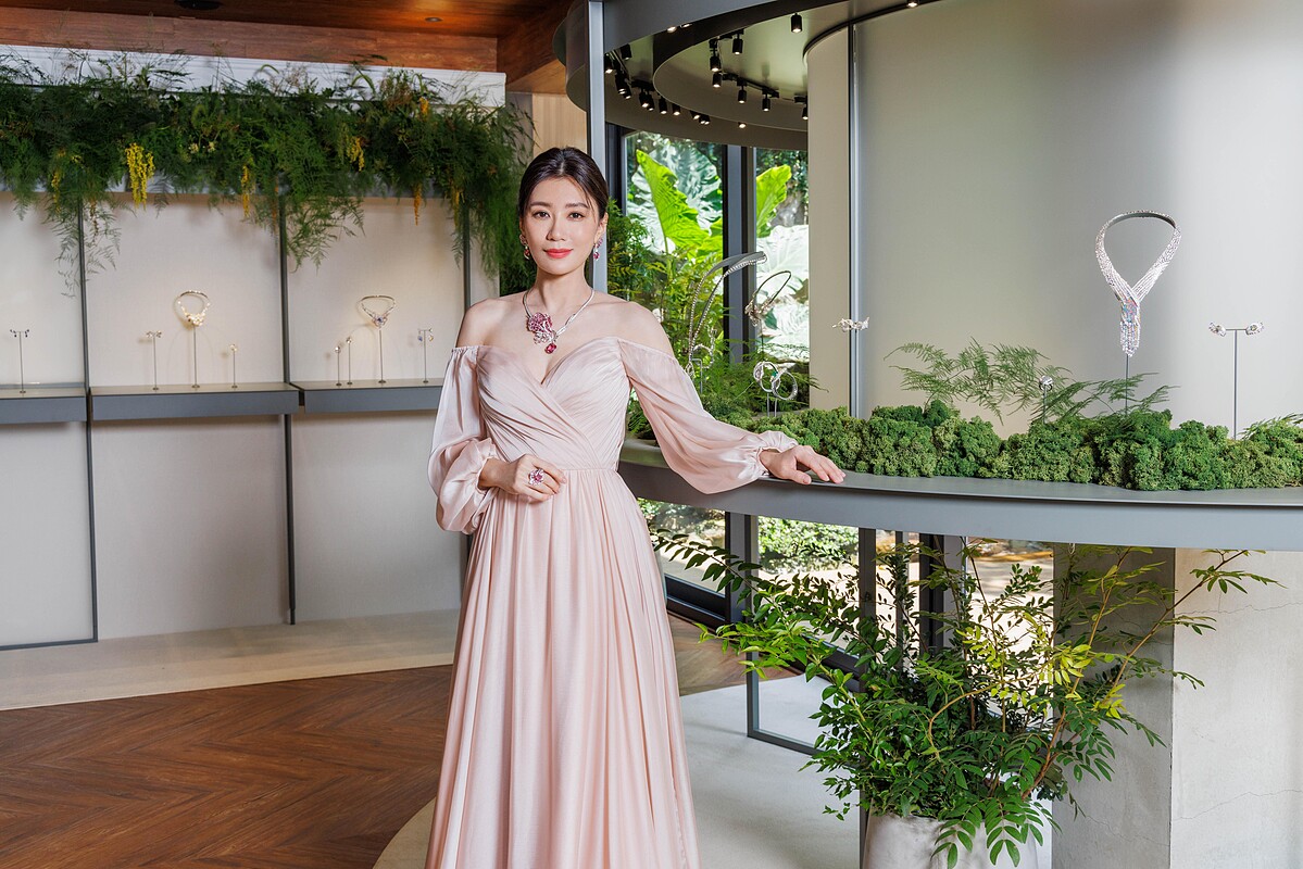 賈靜雯配戴近億Iris鳶尾花套組出席Le Jardin de Chaumet頂級珠寶暨腕錶展