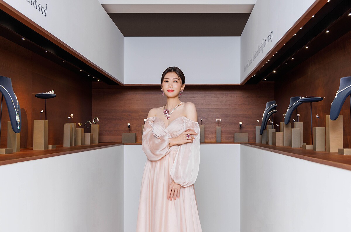 賈靜雯配戴近億Iris鳶尾花套組出席Le Jardin de Chaumet頂級珠寶暨腕錶展