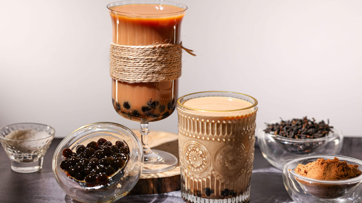 珍珠泰式奶茶（左）、經典珍珠奶茶（右）。