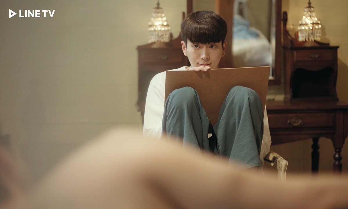 《愛的香氣》查農飾演建築師，意外落水穿越到1920年代的泰國。