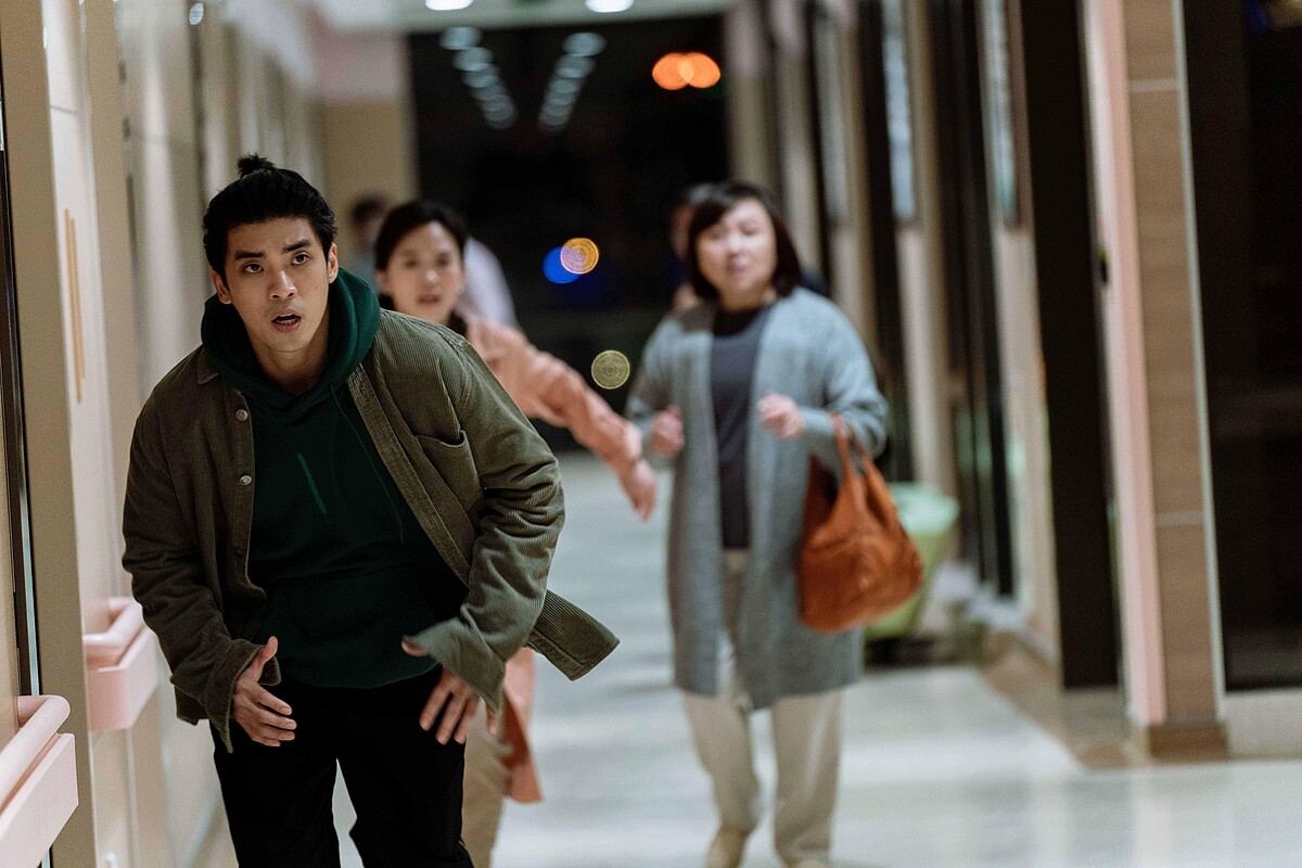 《地獄里長》林哲熹（左）劇中在醫院協助追捕逃逸移工