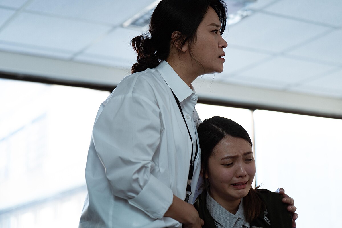 《地獄里長》海裕芬(左)飾演為移工權益積極奔走的社工,右為林詩雅