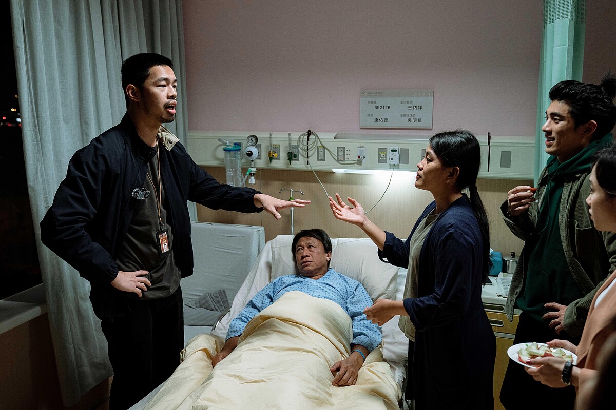 《地獄里長》陳大天（左）劇中聘請看護照顧中風臥病在床的「老爹」游安順