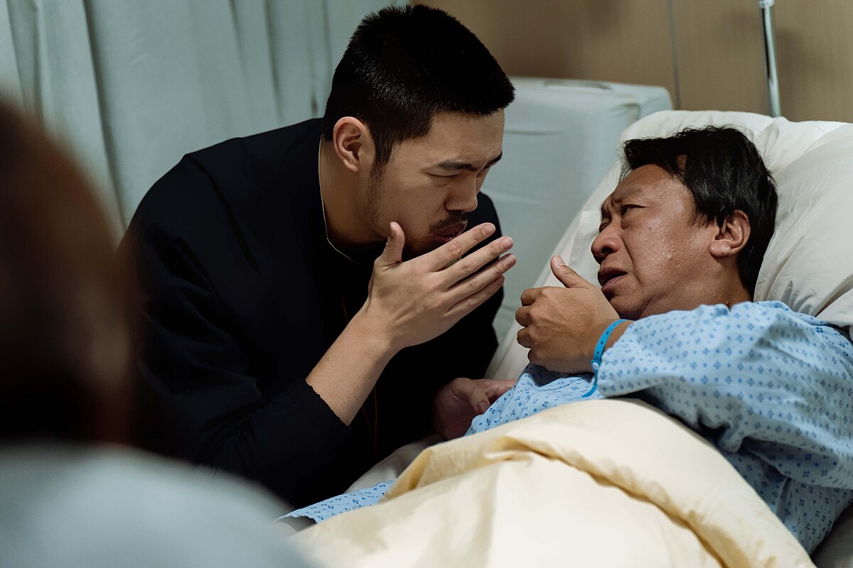 《地獄里長》游安順（右）、陳大天飾演警察父子檔，有多場精彩對手戲