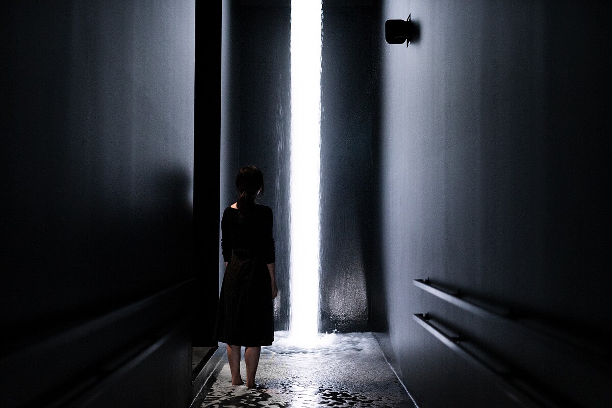 teamLab《柔軟的黑洞&mdash;&mdash;你的身體變成影響另一個身體的空間》&copy; teamLab