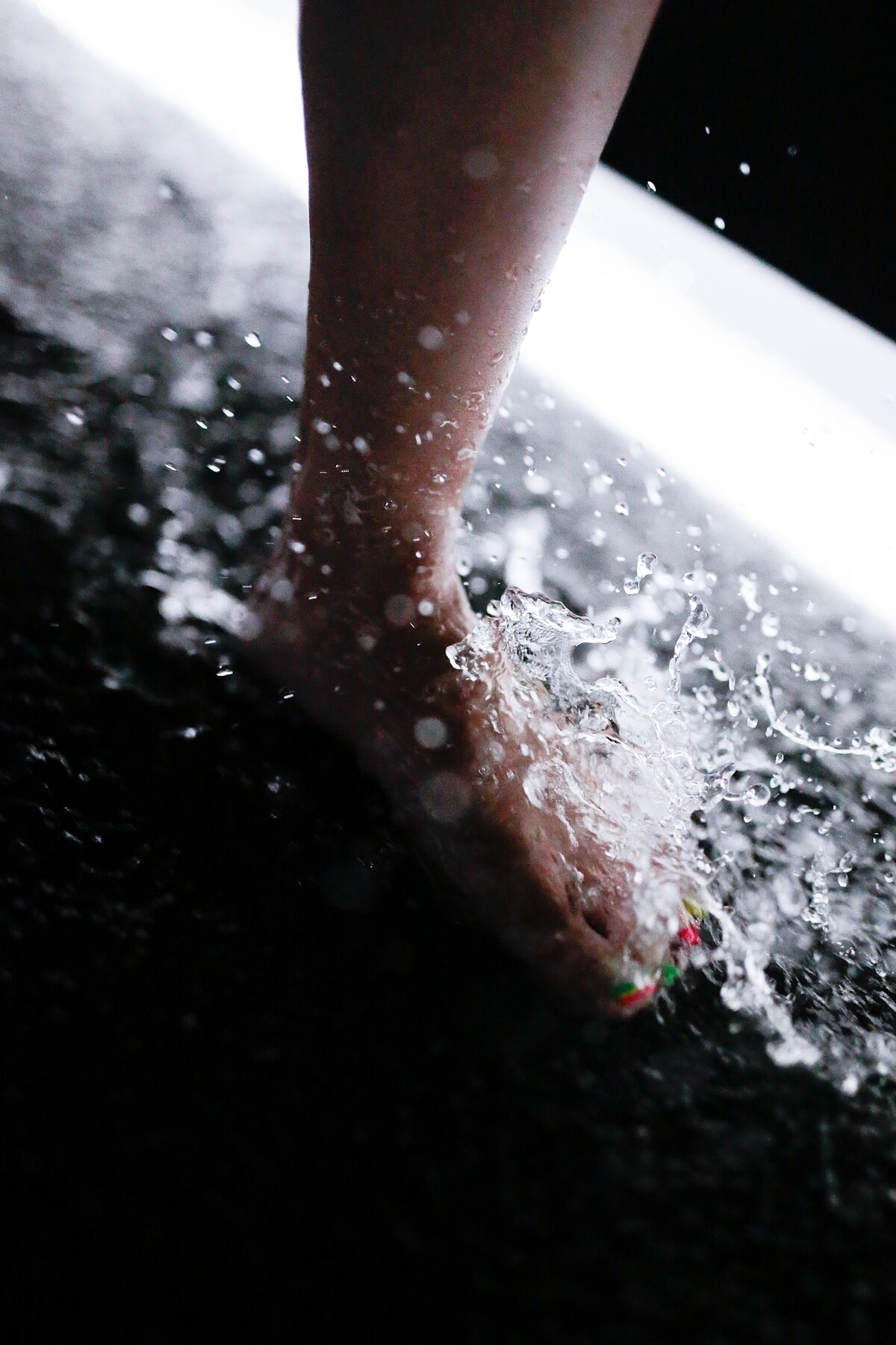 teamLab《柔軟的黑洞&mdash;&mdash;你的身體變成影響另一個身體的空間》&copy; teamLab