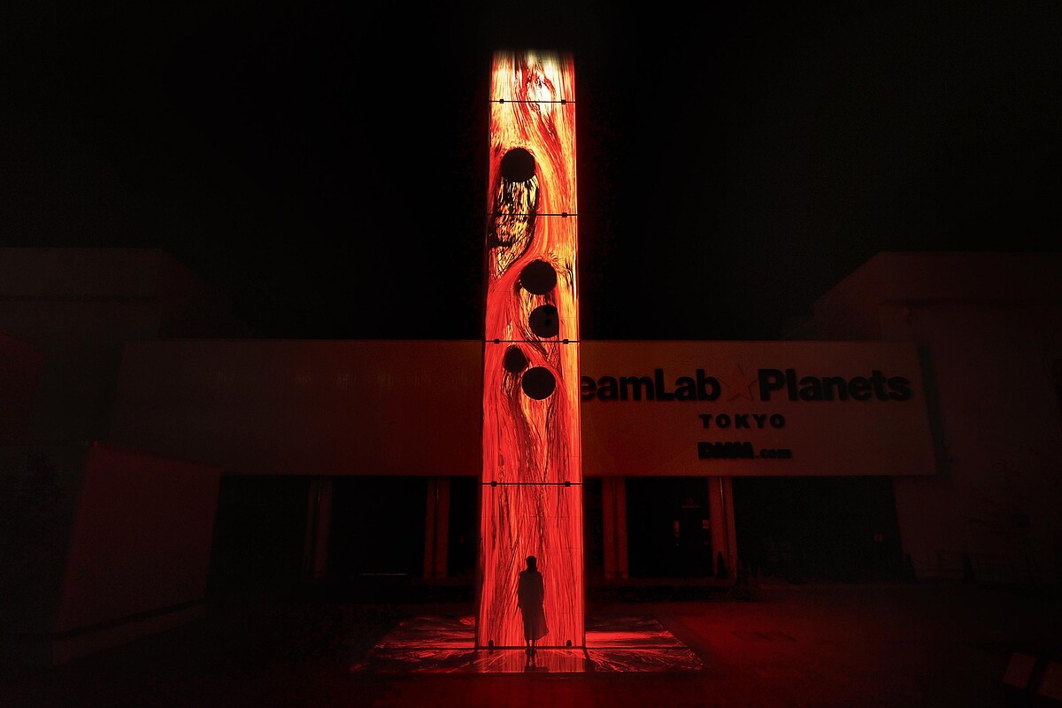 teamLab《從空中噴湧而出的焰粒子世界》&copy; teamLab