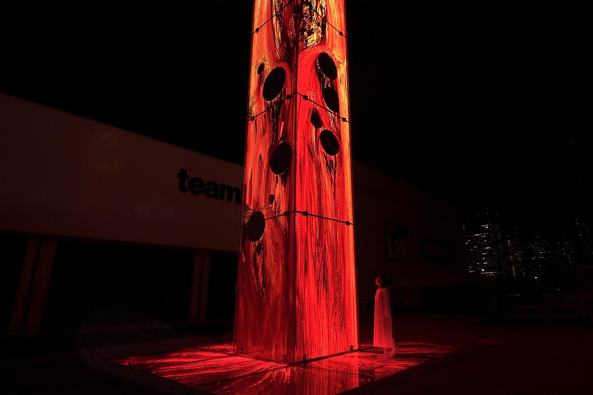 teamLab《從空中噴湧而出的焰粒子世界》&copy; teamLab