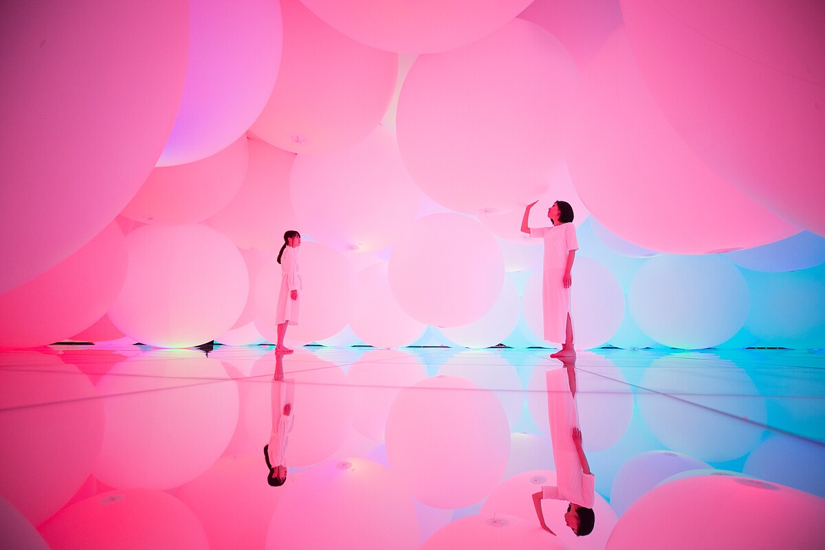 teamLab《變化的空間，擴張的立體存在 - 被平面化的3種顏色與曖昧的9種色彩》&copy; teamLab