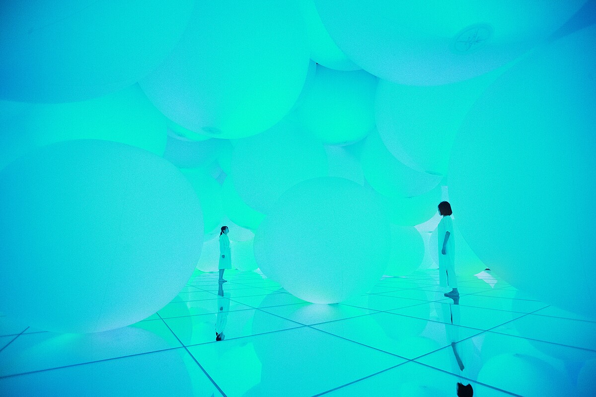 teamLab《變化的空間，擴張的立體存在 - 被平面化的3種顏色與曖昧的9種色彩》&copy; teamLab