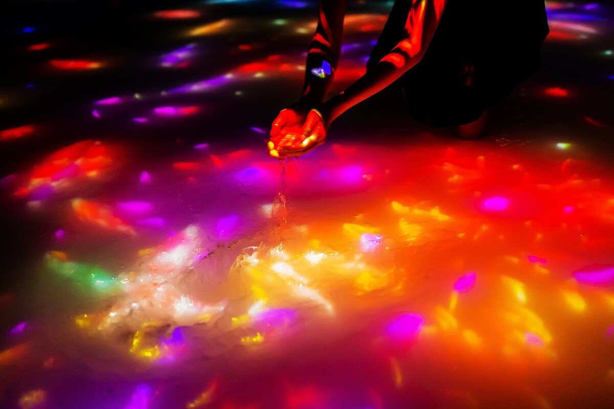 teamLab《錦鯉與人共舞所描繪之水面圖──無限》&copy; teamLab