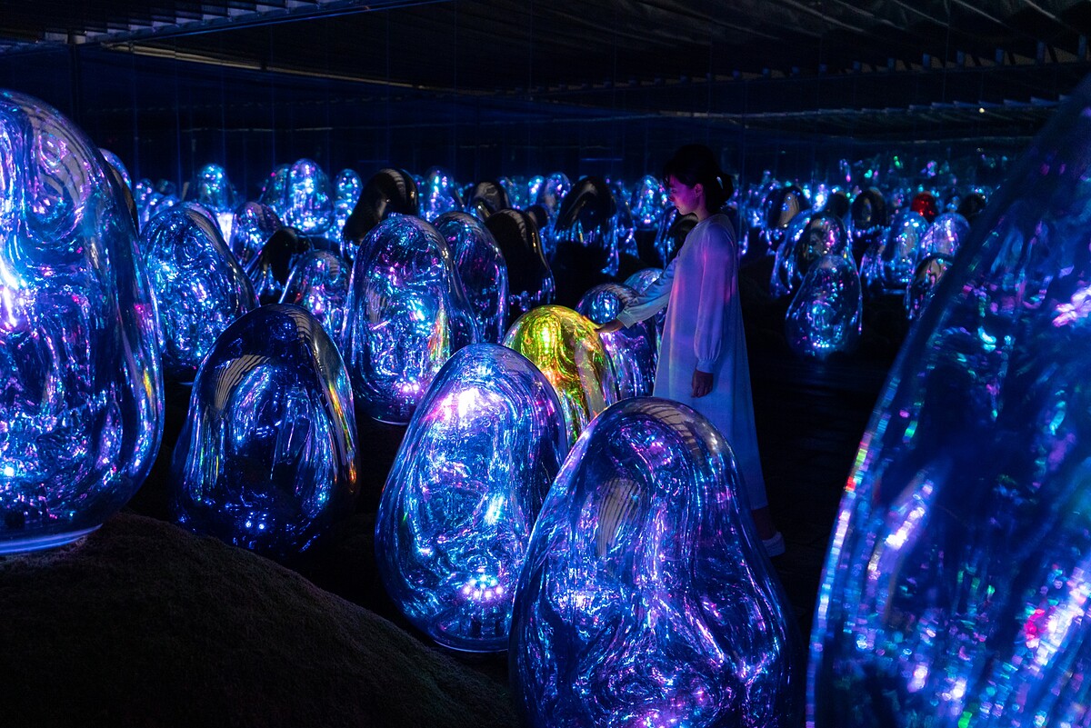 teamLab《苔蘚庭園中呼應的小宇宙群 ── 固化光色, 日出與日落》&copy; teamLab