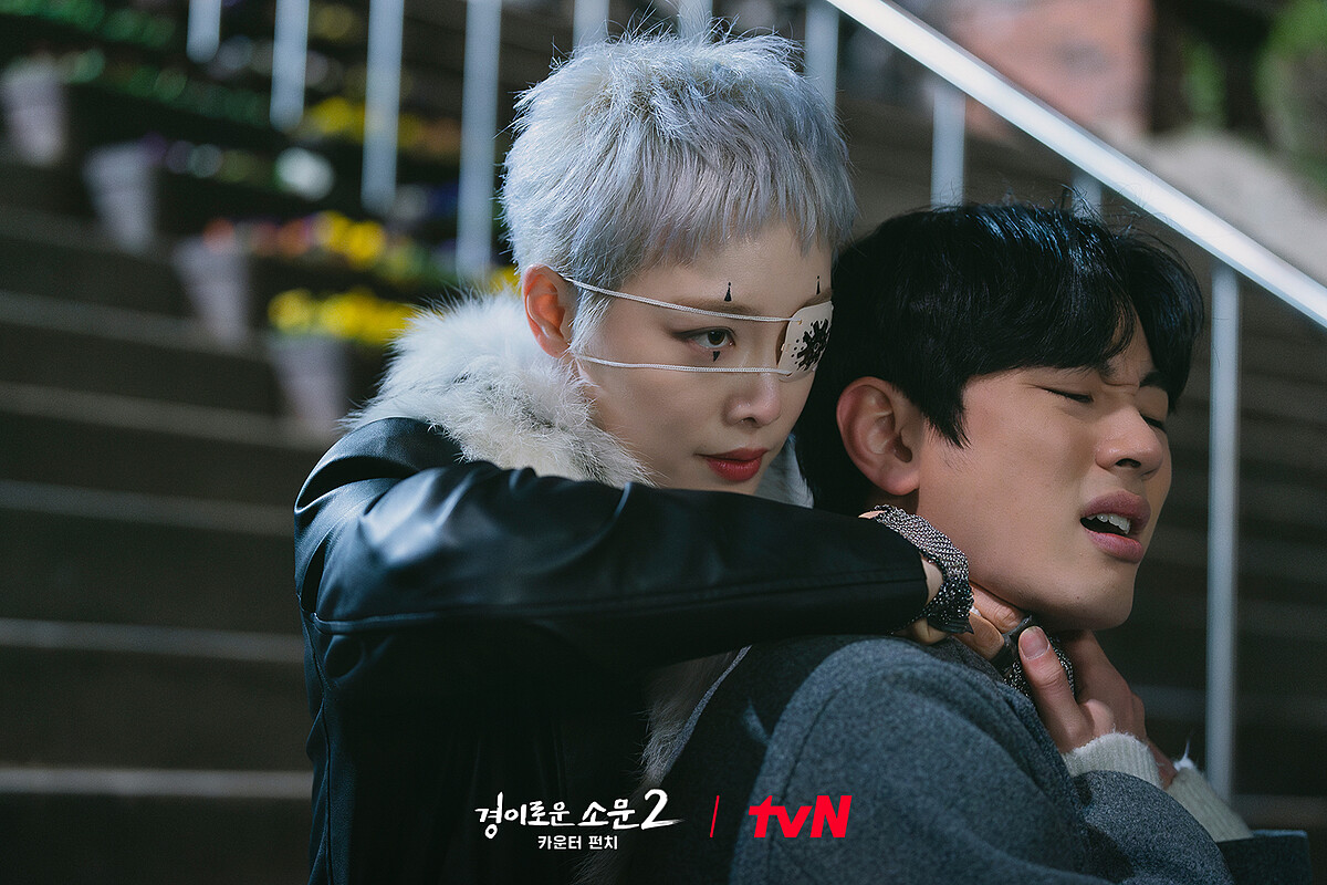 《驅魔麵館2》蓋莉(左)揚言殺了導輝(右)