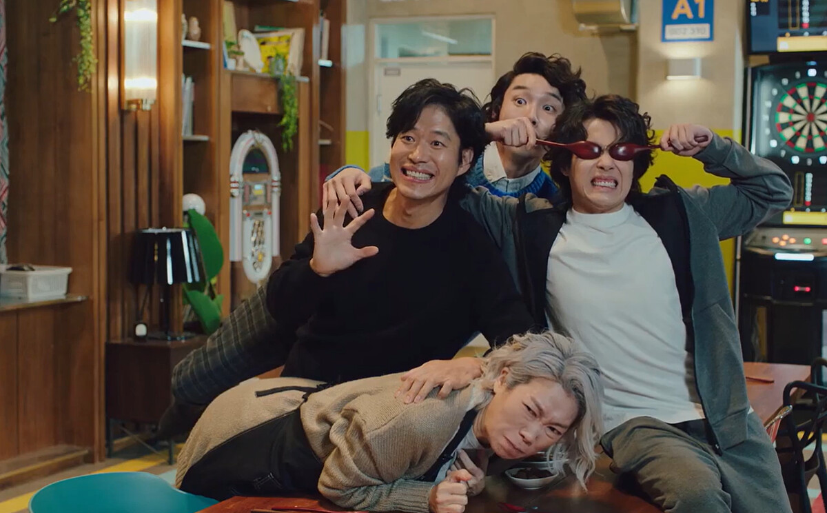 《驅魔麵館2》大夥遮住蹟逢身穿的毛衣與擋住桌上的雞湯，不讓哈娜想起導輝