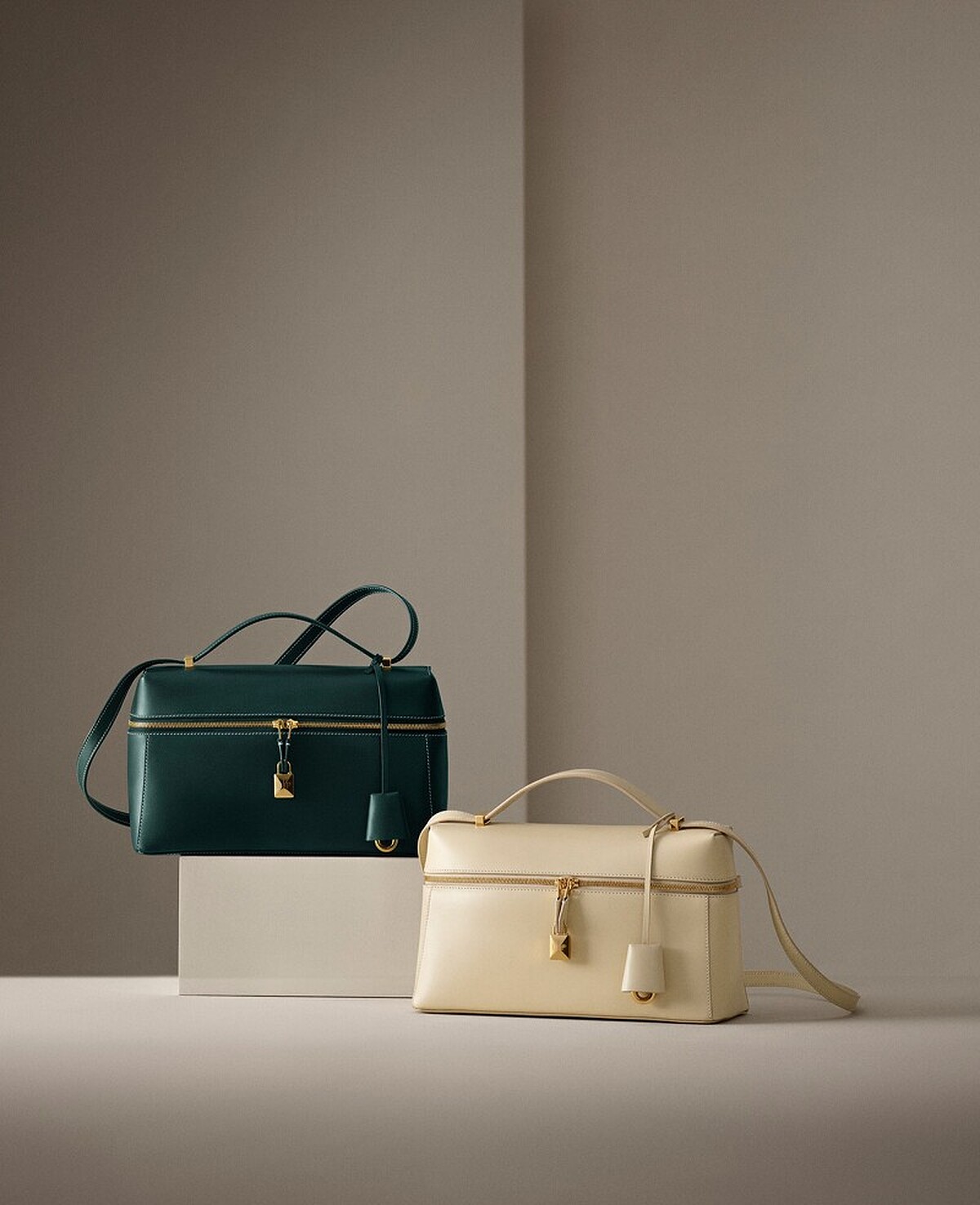 Loro Piana EXTRA BAG皮革手拿小包，NT＄107,800。