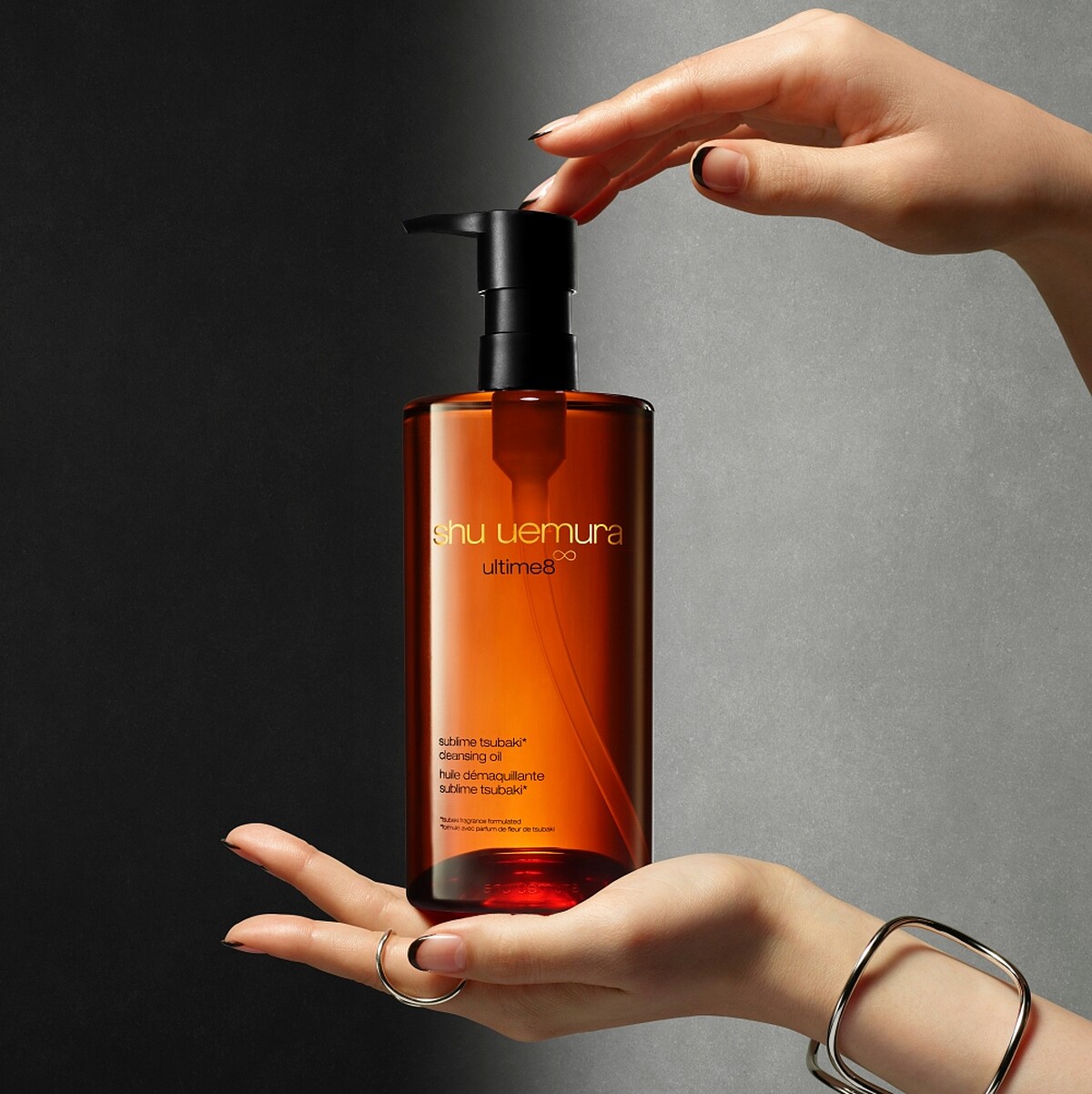 植村秀山茶花精萃奢養潔顏油產品情境。